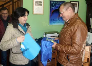 La presidenta de Humanitarios entregó la bandera de la institución.