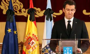 Feijóo, durante la rueda de prensa posterior al Consello extraordinario, con los crespones negros en las banderas oficiales.