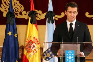 Feijóo, durante la rueda de prensa posterior al Consello extraordinario, con los crespones negros en las banderas oficiales.