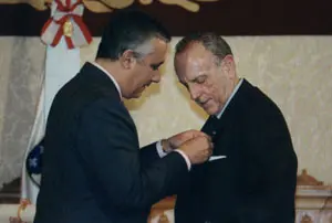 Javier Arenas impuso a Manuel Fraga la Medalla de Oro de la Emigración en un acto celebrado en Santiago.
