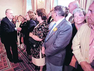 Manuel Fraga saluda a participantes en el programa ‘Vacacións para lembrar’, en el año 2000.