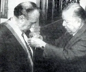 Rafael Caldera impone la ‘Orden del Libertador’ a Fraga, en 1995.