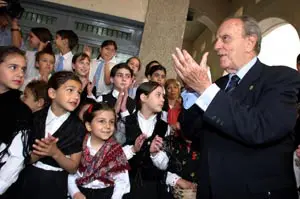  Los niños del Colegio Santiago Apóstol, con Fraga, en el noviembre de 2003.