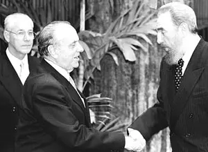  El presidente de la Xunta saluda a Fidel Castro durante su visita a Cuba en 1998.