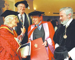  Fraga fue nombrado doctor ‘honoris causa’ por la Universidad de La Trobe.