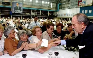 El presidente Fraga estrecha la mano de las asistentes a un gran banquete en su honor en Buenos Aires.