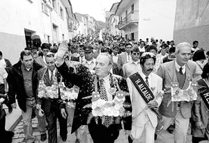 Fraga saluda a la multitud en las calles de Cuchumani (Bolivia).
