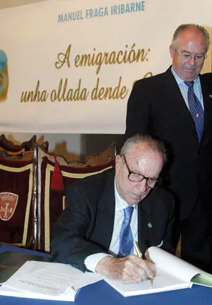  Manuel Fraga, durante la firma de ejemplares de su nuevo libro.