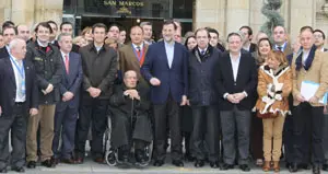  Manuel Fraga, con algunos de los participantes en la I Cumbre del PP. 