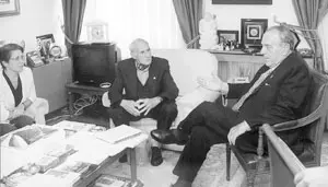 Alfonso Saavedra, con su esposa, acudió a dar las gracias a Fraga por las gestiones para retornar a Galicia.