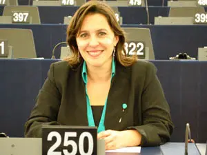  Ana Miranda, en la C&aacute;mara europea, tras recoger su acta como eurodiputada. 