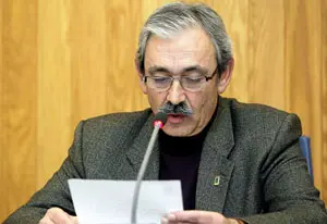  El alcalde de Cambre, Manuel Rivas, durante la lectura del comunicado.