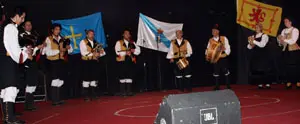  Un momento de la actuaci&oacute;n de la banda de gaitas del Lar Gallego de Chile. 