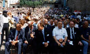 Amarelo de Castro conversa con Manuel Fraga, durante el primer Encontro da Galeguidade en 1993.