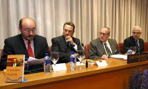 Miras Portugal y Manuel Fraga acompa&ntilde;an en 2004 al director de 'Galicia en el Mundo', Luis Vaamonde, en la presentaci&oacute;n de la traducci&oacute;n al gallego de 'O inquedante d&iacute;a da vida', de Abel Posse.