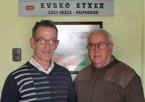 José Francisco Zinkunegi -a la izquierda-, durante su visita a la Casa Vasca de Valparaiso.