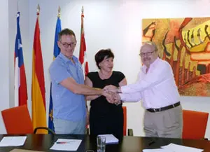 José Francisco Zinkunegi, Ana Urchueguia y Imanol Carredano, tras la firma del convenio.