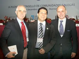  Miras Portugal, junto a Santiago Coelho, presidente de Caballeros de Santiago, y Santiago Camba, en el Consello de Comunidades Galegas celebrado en Montevideo en diciembre de 2009.