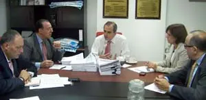 El viceconsejero Cándido Padrón –izda.–, durante su visita a la FES, donde se reunió con Emeterio González Pérez, Francisco González Otero y Josefina Benítez Quintero, tesorero, presidente y secretaria general, acompañados del delegado d