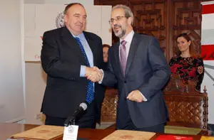 El secretario general de Virtual Educa y el rector de la Universidad de Salamanca firmaron el convenio.