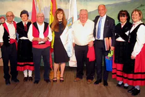 De izda. a dcha., Modesto Francisco, Maribel Míguez, Antonio Gómez (Presidente Peña Gallega), Mª Dolores González (Presidenta Club Hispano), Román Conde, Santiago Camba, Raquel Conde y Josefina López.
