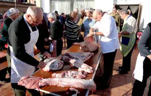 Un momento de la jornada de matanza en el Hogar Centro de Castilla y León en Barcelona.