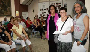 María Antonia Rabanillo entregó el primer premio a la ganadora, Dolores Ferreiro.