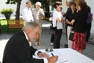  V&iacute;ctor Fagilde firm&oacute; en el libro de condolencias del Lar Gallego de Chile. 