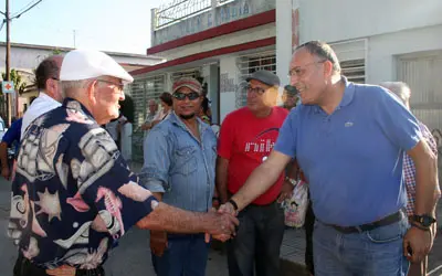En Cabaigüán, el viceconsejero saludó a los isleños residentes en ese territorio.