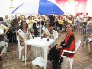 Reina y princesas, exhibiendo uno de los premios del sorteo.