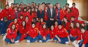 Francisco Menacho y Rosario Ayala posan con los jóvenes chilenos. 