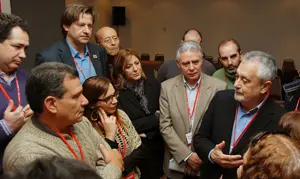  Jos&eacute; Antonio Gri&ntilde;&aacute;n, con los delegados del exterior. 