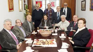 María de Diego con miembros de la Federación de Centros Castellanos y Leoneses en Cataluña.