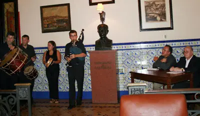 Conde y Losa escuchan a los gaiteros que participaron en el homenaje.  