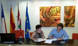 Un momento de la firma del acuerdo.