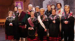 Un grupo de Águedas, con el traje típico de Soria, tras la misa.