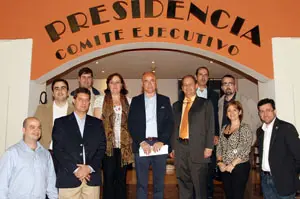  El secretario xeral de Emigración, junto al presidente y demás miembros de la Junta Directiva de la HGV, posan a la salida de la reunión.