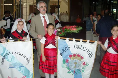 El nuevo director general con unas ni&ntilde;as de la colectividad gallega en Cuba.