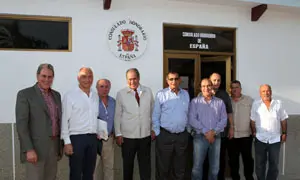 El cónsul honorario, el secretario xeral y el presidente de la HG Val., junto a varios usuarios del Consulado Honorario que funciona dentro del Centro.  