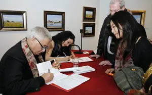 Ghaleb Jaber Ibrahim y Noemí Martínez firmaron ejemplares del libro.