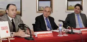 Jos&eacute; Luis Te&oacute;filo, Jos&eacute; Ram&oacute;n &Oacute;nega e Ignacio Cape&aacute;ns, durante la presentaci&oacute;n. 