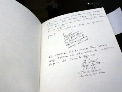 Firma del expresidente Carlos Saúl Menem y de su edecán militar.