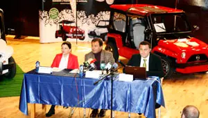  El conselleiro de Econom&iacute;a, Javier Guerra &ndash;en el centro&ndash; durante la visita la pasada semana a las instalaciones de la empresa Little Electric Car, de Mos (Pontevedra), fabricante del coches 100% el&eacute;ctricos.