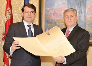 Charlie Retta recibe de Mañueco el título de 'Huésped Distinguido'.
