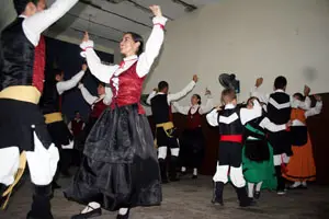  Numerosos j&oacute;venes interpretaron bailes tradicionales de Galicia.