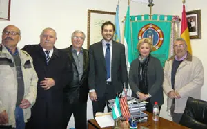 Rub&eacute;n Cort&eacute;s &ndash;en el centro&ndash;, con miembros de la FECAV.
