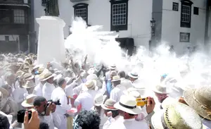 Miles de personas disfrutaron de la fiesta arrojándose polvos de talco.