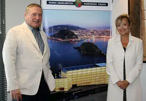 Julián Celaya, director de Relaciones con los Ciudadanos y las Colectividades Vascas en el Exterior, junto a la delegada del Gobierno para Mercosur, Elvira Cortajarena.