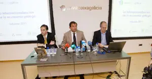  Javier Guerra -en el centro- durante la presentaci&oacute;n.