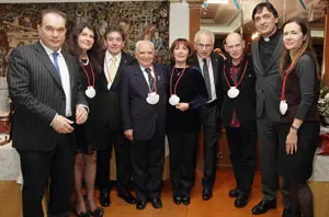 Algunos de los nuevos cofrades, junto a invitados al evento.